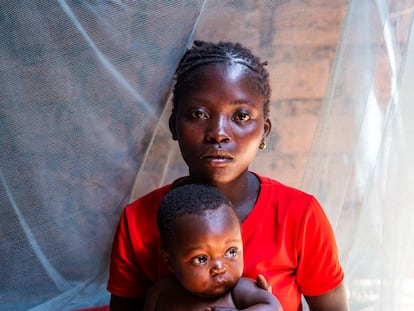 Joanita, madre de 15 años, con su hijo hijo Eridimilson, de cuatro meses.