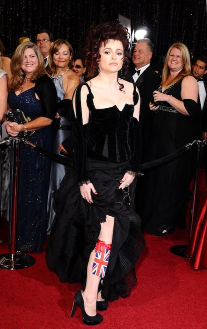 La actriz Helena Bonham Carter mostrando su orgullo por su nacionalidad británica en la alfombra roja de los Oscar de 2011.
