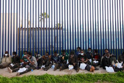 Un grupo de subsaharianos, tras el intento masivo de cruzar la valla de Melilla, este martes.