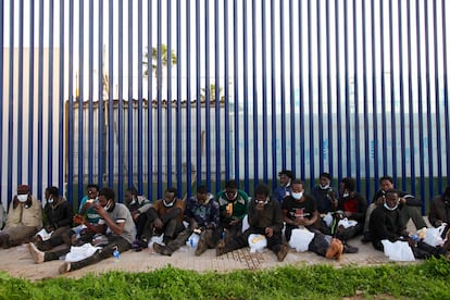 Un grupo de subsaharianos, tras el intento masivo de cruzar la valla de Melilla, este martes.