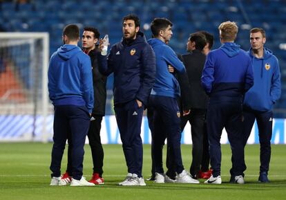 Dani Parejo acompañado de varios jugadores del Valencia, antes del partido.