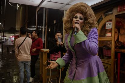 La drag queen Liza Zan Zuzzi hace un 'lip sync' para entretener a los asistentes del bar Tijuana