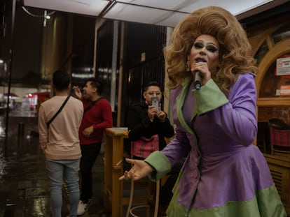 La drag queen Liza Zan Zuzzi hace un 'lip sync' para entretener a los asistentes del bar Tijuana.