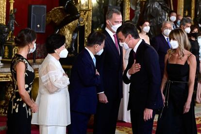 El presidente del Gobierno, Pedro Sánchez, y su mujer, Begoña Gómez (vestida por Marcos Luengo), saludan al presidente de Corea del Sur Moon Jae-in y a su mujer Kim Jung-sook, en el interior del Palacio Real.