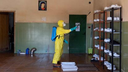 Labores de desinfección de los bomberos de la diputación de Teruel, este martes en la residencia de Burbáguena.