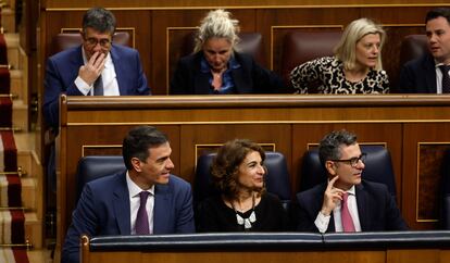 Pedro Sánchez, María Jesús Montero y Félix Bolaños, durante el pleno del Congreso para la votación de la ley de amnistía.