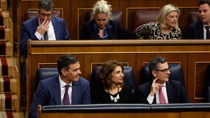 Pedro Sánchez, María Jesús Montero y Félix Bolaños, durante el pleno del Congreso para la votación de la ley de amnistía.