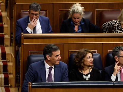 Pedro Sánchez, María Jesús Montero y Félix Bolaños, durante el pleno del Congreso para la votación de la ley de amnistía.