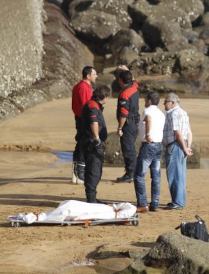 Traslado del cadáver de la niña Chaid Aisa, encontrada muerta en la playa de Zarautz.