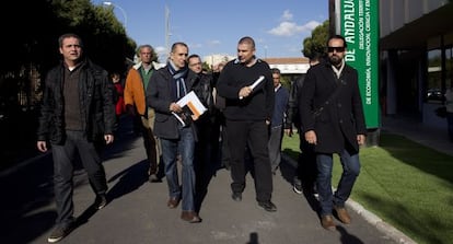 Miembros del comit&eacute; de Limasa llegan a la reuni&oacute;n con la empresa.