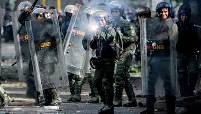 Un antidisturbios dispara a manifestantes el pasado mes de julio en Caracas.