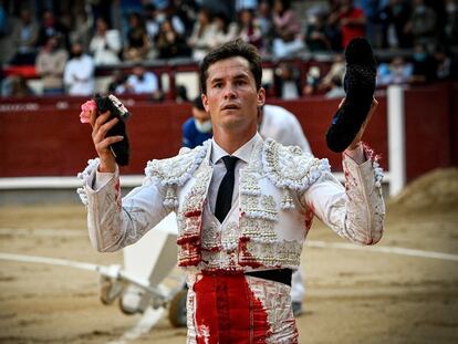 Daniel Luque pasea la oreja de su primer toro.