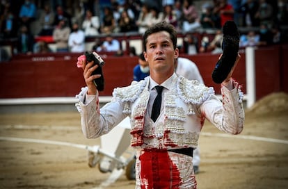 Daniel Luque pasea la oreja de su primer toro.