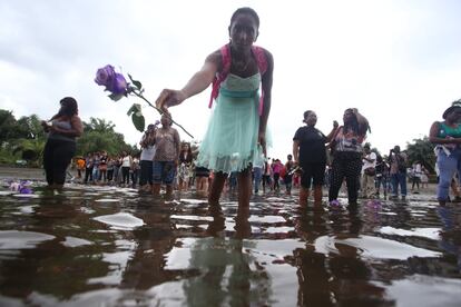 Cada rosa en el mar forma parte del duelo de las miles de mujeres que en Colombia sufren abusos sexuales.