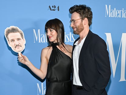 Dakota Johnson y Chris Evans posan en el estreno de 'Materialists' con una carita de Pedro Pascal (que no pudo asistir), en Nueva York, el 7 de junio de 2025.