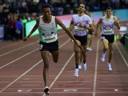 Yared Nuguse tras ganar en la prueba de 1500 metros masculinos en Centro Deportivo Municipal Gallur de Madrid, este miércoles.