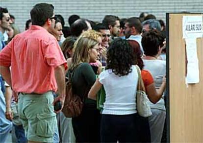 Un grupo de opositores en el campus de Tarongers.