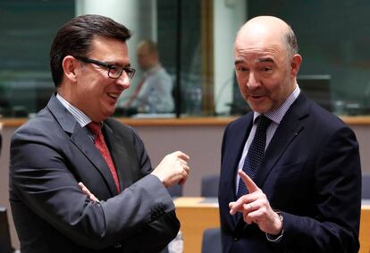 El comisario europeo de Economía y Fiscalidad, Pierre Moscovici, y el ministro español de Economía, Roman Escolano, en la reunión del Ecofin de este martes en Bruselas. REUTERS/Yves Herman