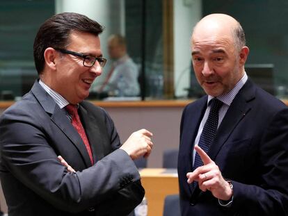 El comisario europeo de Economía y Fiscalidad, Pierre Moscovici, y el ministro español de Economía, Roman Escolano, en la reunión del Ecofin de este martes en Bruselas. REUTERS/Yves Herman