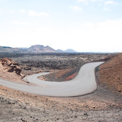 Lanzarote. Una carretera serpentea en el parque nacional de Timanfaya, que abarca las localidades de Yaiza y Tinajo.