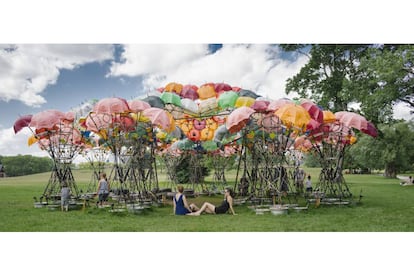 En la ciudad estadounidense, Izaskun Chinchilla construyó con voluntarios en Governors Island una mata de hortensias, con ecos artesanales y cromáticos a lo William Morris, a base de trípodes, ruedas de bicicletas y de coches y paraguas reciclados y reciclables, fruto de un concurso convocado por los Arquitectos Emergentes de Nueva York