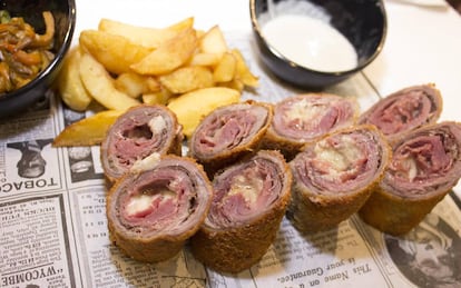Cachopo de tenera rosada con cecina y queso de la Peral en el restaurante La Madreña.