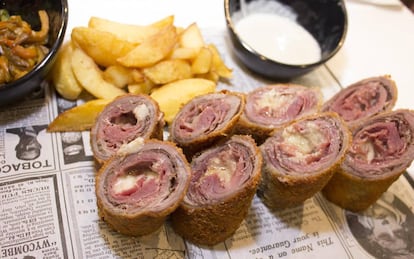 Cachopo de tenera rosada con cecina y queso de la Peral en el restaurante La Madreña. 