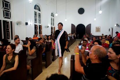 'Esta noche ha sido una noche de celebración de la igualdad entre todas las personas, marcando una nueva era para Cuba' ha declarado Alexya Salvador, religiosa brasileña nacida Alexander. 'El amor de Dios es inclusivo'. En la imagen, durante la misa en la ciudad de Matanzas.