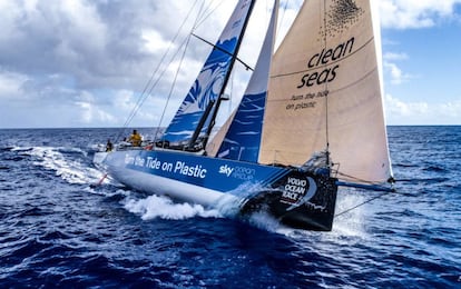 La tripulación del Turn the Tide on Plastic en una etapa de la Volvo Ocean Race.