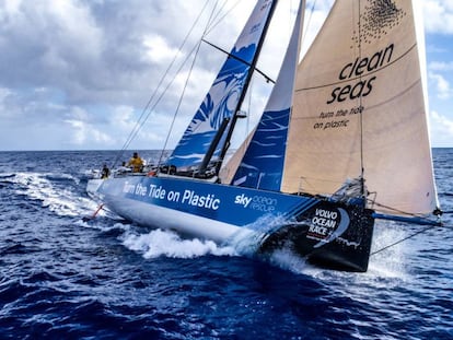 La tripulación del Turn the Tide on Plastic en una etapa de la Volvo Ocean Race.