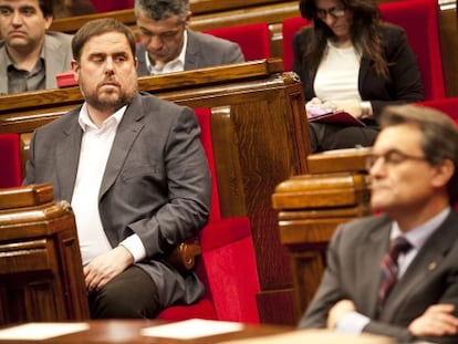 Oriol Junqueras (derecha) y Artur Mas, ayer en el Parlament.