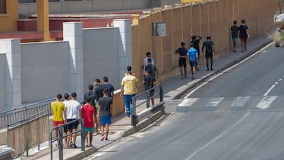 Un grupo de menores migrantes no acompañados, en los alrededores de un centro cerca de la frontera de El Tarajal, en Ceuta.
