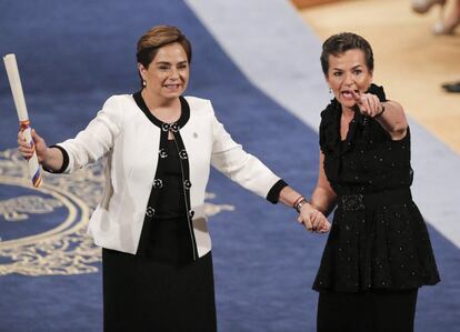 La secretaria ejecutiva de la Convención Marco de Naciones Unidas sobre el Cambio Climático, Patricia Espinosa (i), junto a su antecesora en el cargo, Christiana Figueres (d), saludan al público.