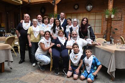 Los 15 miembros de una familia de hispanoargentina descendiente de emigrantes españoles se reúne en Antoñán del Valle (León), con Marta García en el medio, portando bastón.