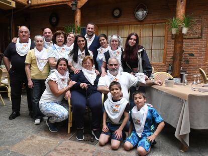 Los 15 miembros de una familia de hispanoargentina descendiente de emigrantes españoles se reúne en Antoñán del Valle (León), con Marta García en el medio, portando bastón.