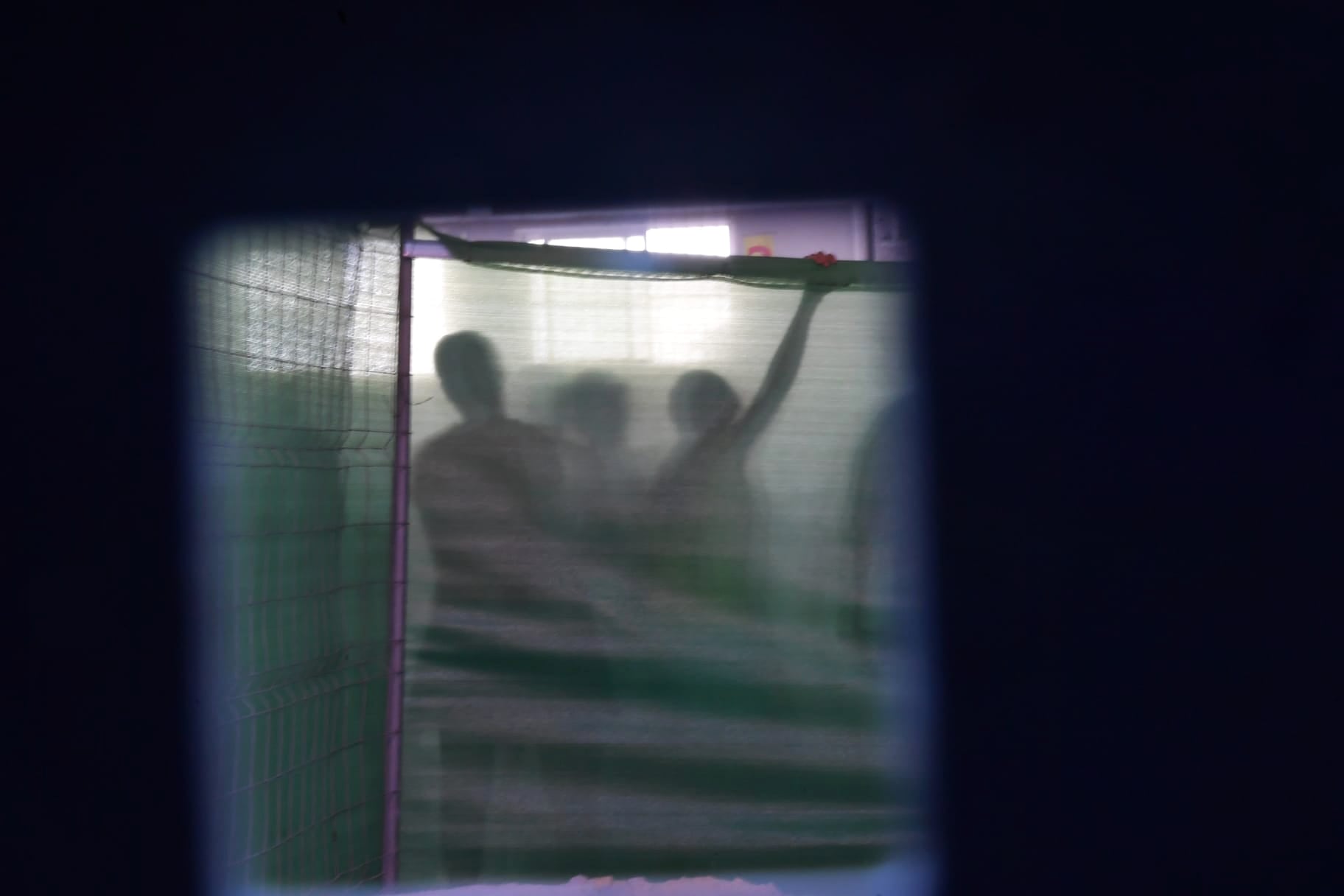 Así es la nave en la que Ceuta está realojando a decenas de niñas y adolescentes que dormían en la calle