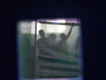 Así es la nave en la que Ceuta está realojando a decenas de niñas y adolescentes que dormían en la calle
