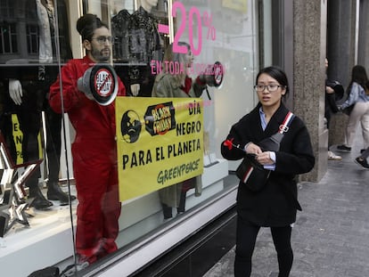 La protesta de Greenpeace en Madrid, en imágenes