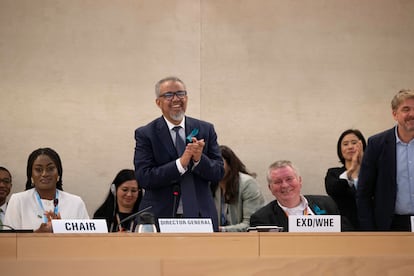 El director general de la OMS, Tedros Adhanom Ghebreyesus (en el centro), aplaude el acuerdo, este martes en Ginebra.