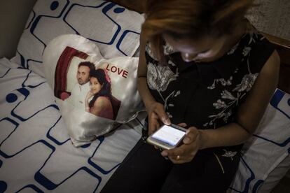 <p>Ksenet, una solicitante de asilo eritrea de 22 años, en su casa de la zona sur de Tel Aviv, escribiendo mensajes en su teléfono móvil. En los últimos meses, Ksenet no ha tenido más trabajo que algunos empleos ocasionales como limpiadora. Por eso pasa la mayor parte del tiempo en su casa mientras su marido, Awat, también solicitante de asilo eritreo, trabaja en la cocina de un restaurante de Tel Aviv.</p> <p>Aunque los hombres casados están exentos, Awat fue convocado para que compareciese en el Ministerio del Interior israelí con el fin de decidir si iba a ser enviado al centro de internamiento de Holot, y fue informado de antemano de que lo iban a mandar allí tanto si presentaba las documentación y las fotos que probaban que estaba casado y que llevaba una feliz vida conyugal con Ksenet, como si no. Holot es una “prisión abierta” en la que los reclusos normalmente cumplen sentencias de un año sin juicio previo.</p> <p>Desde que el Ministerio del Interior tomó la decisión de enviar a Awat a Holot, su esposa se encuentra en un estado de permanente zozobra, preguntándose cómo va a vivir separada de Awat y cómo va a pagar una habitación para ella en Tel Aviv si la mayor parte del tiempo está en paro. Ksenet llegó a Israel después de huir de Eritrea para no ser detenida, posiblemente torturada y violada por su supuesta animadversión al régimen después de haber opuesto resistencia a ser reclutada por el Ejército de Eritrea.</p>
