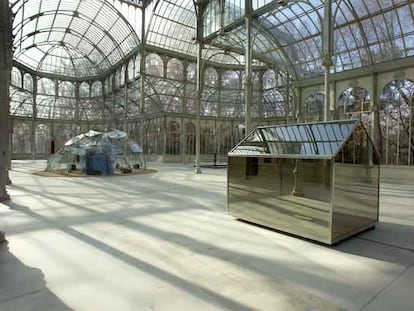 En primer plano, 'Senza Titolo', de Per Barclay. Al fondo, el 'Igloo del Palacio de Alhajas', de Mario Merz.