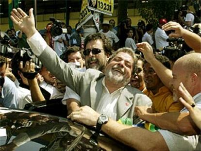 Lula saluda a sus seguidores tras depositar su voto en un colegio electoral cercano a São Paulo. PLANO MEDIO - ESCENA