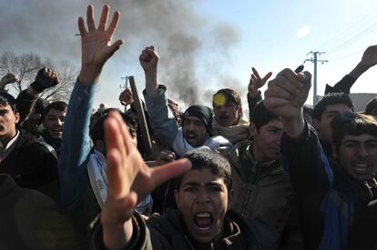 Manifestantes, en las calles de Kabul, lanzan eslóganes contra EE UU.