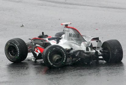 Estado en el que quedó el coche de Alonso tras salirse de la pista y chocar contra la valla protectora en Japón.