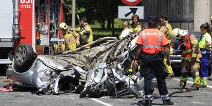 Bomberos y sanitarios ante uno de los cinco coches accidentados en la BI-631, a la altura de Derio. 