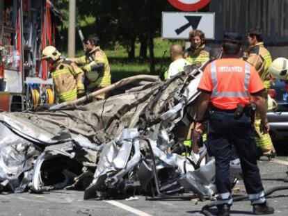 Bomberos y sanitarios ante uno de los cinco coches accidentados en la BI-631, a la altura de Derio. 