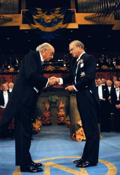 Saramago (izquierda) recibe el Nobel de Literatura de manos del rey Carlos Gustavo de Suecia, en diciembre de 1998.