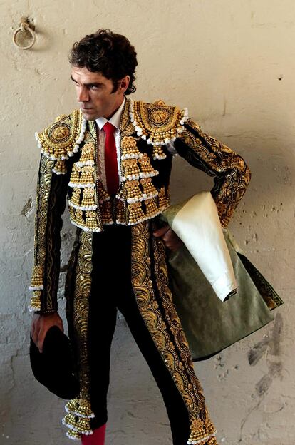 El torero José Tomás espera en el patio de cuadrillas durante el último festejo taurino celebrado en la plaza de toros la Monumental de Barcelona.