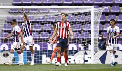 Marcos Llorente del Atlético de Madrid, en el centro, se lamenta tras perder un tiro a puerta contra el Villarreal.