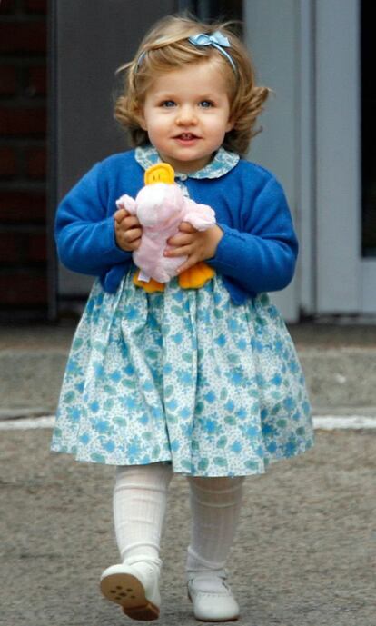 Leonor con un peluche en sus manos, a la salida de la clínica Ruber Internacional de Madrid, donde visitó a su hermana recién nacida, la infanta Sofía, el 1 de mayo de 2007. 